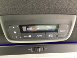 後席には独立した温度調整が可能なオートエアコンを装備。前席左右と後席でそれぞれ快適な温度設定ができ、同乗者全員が心地よく過ごせます。