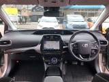 シンプルながら機能性溢れる運転席廻りです。視界性もよく、運転しやすいですよ。