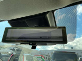 車体の後部にカメラがついていて、その映像がルームミラー内のモニターに表示します。人や荷物などで視界が遮られた時なども確認がしやすいです。