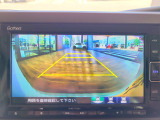 【リヤカメラ・ワイドビュー】後方を広く映し出し、左右からの接近車両や歩行者も確認しやすいビューです。