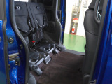 座面を跳ね上げれば、後席が背の高い空間に。アイデア次第で使い方が広がります。