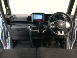 【前方視界】開放的な前方視界!運転がしやすく疲れにくいです♪窓が大きく、見通しがとっても良いおクルマですよ♪