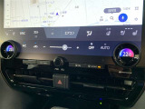 左右独立温度コントロールフルオートエアコンです。運転席、助手席それぞれで独立して温度設定ができます。