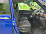 運転席まわりは前方の視界が広く、周囲を確認しやすいレイアウトです。シートや足元もすっきりまとまり、乗り込んだ際に落ち着いて過ごせる空間が広がります。
