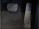 【オルガン式アクセルペダル】 かかとがずれにくく、アクセルペダルがコントロールしやすくなります。また運転時の疲労を軽減し、とっさのときの踏み間違いも起きにくくなります。