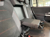 メルセデスのシートは少し硬めになっております。長時間の運転の際、適度な反発があることでお尻や腰の負担を減らす効果が御座います。