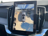 【360&deg;ビューカメラ】4台の高解像度カメラで360度の鳥瞰図を表示。隣の車や壁、死角にある障害物などを画面で確認できるため、狭いスペースでの駐車・出入りも安心です。