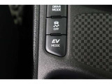 静粛性に優れた快適空間と静かな走りを実現。さらにEVモードではモーターのみでの走行でエンジン音や振動を感じさせない走りが楽しめます。
