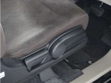 ◆シートハイトアジャスター◆運転席を上下に高さ調節ができます!運転ポジションを体格に合わせてシート調整できます。