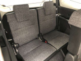 サードシートです。荷物が思ったより多くなった時や、大人数のドライブなど様々なシーンで対応が来ます。片方を畳んで荷物を載せたり、シートアレンジも自由自在。