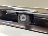 車の後方に小型カメラが付いておりバックする際の後方の様子をモニター上に表示します。