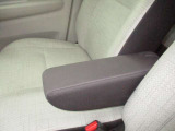 運転席アームレスト♪長時間の運転による疲労軽減など、快適ドライブをサポートします。