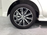 純正アルミホイールです。車にぴったりなデザインで、足元がおしゃれに♪また、スチールホイールに比べ軽いので、車の燃費も良くなりますよ!