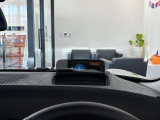 【ヘッドアップディスプレイ】現在の車速表示や目的地へのルート案内やメディア関連のリストを表示する事が可能です。視線移動を減らす事によりドライブに集中して頂けます。