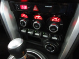 オートエアコンは左右席で独立温度コントロールが可能です。運転席はキンキンに冷やして助手席はマイルドにと言った設定が可能です。暑さ寒さでケンカすることもなくなりますね。