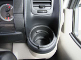 ドリンクホルダー★すぐ手が届く位置にドリンクホルダーを装備しています。運転中の水分補給もご安心です♪