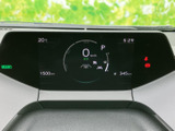 必要な情報が中央の表示にまとまり、速度やシフト位置などを運転席から確認しやすい構成です。時刻や航続可能距離なども表示され、走行前に必要な情報を把握しやすく、日々の運転をサポートします。