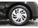 純正のホイールカバーが足元を飾ります!タイヤサイズは185/65R15です。