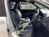 前席は身体を預けやすい形状で、運転席からの見通しも確保されています。落ち着いた色合いの室内は清潔感があり、日々の移動を快適に過ごせる空間です。