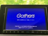 ナビやオーディオの操作をまとめた画面を備え、目的地設定や音源の切り替えを一か所で行えます。タッチ操作と下部のボタンを使い分けられ、日常の移動をサポートします。