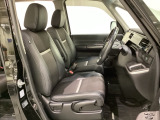 女性でも運転がしやすいように、シートの高さ調整機能(シートリフター)がついています。運転席と助手席の間が空いている為、助手席側への移動がスムーズです。交通量の多い道でも助手席側から乗り降りができます。