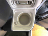 便利なドリンクホルダーが付いています。