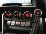 乗る人それぞれの体調や温感の違いに合わせて、運転席・助手席で別々の温度調整が可能です♪乗員への配慮も忘れていない機能のひとつです!!