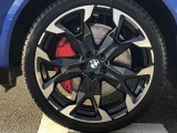 BMW純正アルミホイール。洗練されたデザインで、足元の個性を引き立てます。