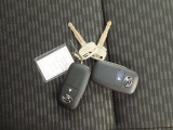 電子キーをポケットやカバンに入れているだけで、ドアの開錠・施錠が行えます。荷物を抱えていてもラクラク開閉です。エンジン始動も行えます。