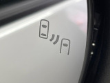 【ブラインドスポットモニター】走行中、ドアミラーの死角になりやすい箇所に後続車が接近するとサイドミラー付近に警告を表示、ドライバーに注意喚起をしてくれます。