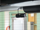 ◆車内カメラ◆前方・後方はもちろん、車内向きのカメラでも記録。左右をワイドに撮ることができ、幅寄せや側面衝突、威圧的なドライバーの危険行為など、クルマ周囲のトラブルもしっかり記録できます。