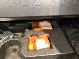 もしパンクをしてしまったら、この溶剤をエア注入口より入れて応急処置をして下さい。重たいスペアタイヤを積んでいるより燃費の向上になるので、パンク修理キット搭載の車が増えているんです。