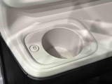 助手席側にも(前席/掘り込み式)ホットカップホルダー☆保温付で温活が車内でも実現♪600mlのペットボトルまで対応しておりスイッチ1つで温かい飲み物は保温を、冷たい飲み物は常温にしてくれます