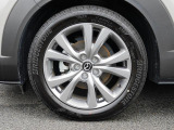 18インチ純正アルミホイールを装備。タイヤサイズは215/55R18となります。