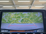 後方の映像とガイドラインを画面で確認でき、駐車時に車両後方の状況を把握する助けになります。周囲を目視で確認しながら、車庫入れや狭い場所での後退を行う際に便利です。