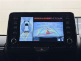 真上から見下ろしたような視点で車とその周囲を確認出来る画面と、車両後方を映し出すバックモニター画面の2つを表示してくれます。