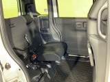 後席をはね上げれば、「もうひとつの荷室」が生まれます。