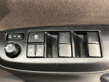 パワーウィンドウのスイッチです。 運転席にいながら助手席や後席の窓を開け閉めできるので、大変便利です。