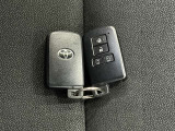 【スマートキー】ドアの開閉時鍵を探さなくても簡単にドアの開閉することが出来ます、また、エンジン始動も車内にスマートキーがあれば簡単に始動することが出来ます