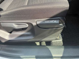 助手席には買い物袋を掛けられるフックや、荷物の転がり落ちを防止する機能付き!日常使いの細やかな気配り装備。
