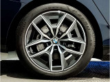 【BMWアロイホイル】軽量かつ強度に拘ったアロイホイル。走行性能ポテンシャルを引き出す設計。車の足元を引き締めてくれる大きなポイントはアロイホイルです。