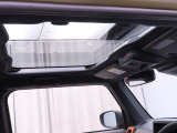 ガラスルーフ搭載で車内の解放感が一気にアップ!開放的なドライブをお楽しみいただけます