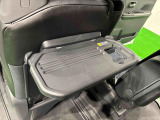 飲み物や食べ物を気軽に置ける格納式シートバックテーブルを、運転席と助手席の背もたれにご用意。車内の休憩も快適です!