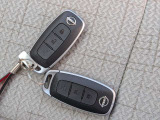 【インテリジェントキー】キーを身につける状態ならドアに付いている「リクエストスイッチ」を押すだけでドアロックの開閉ができる機能!鍵穴にキーを差し込むことなくエンジンを始動できるため出発がスムーズです!