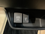 車内で便利な電源供給。【アクセサリーソケット】で、スマートに充電!