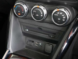 四季を通じて車内を快適に保つオートエアコンを装備しています。CDスロットもありますのでお気に入りの曲も楽しんでいただけます!