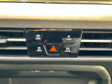 タッチコントロール式3ゾーンフルオートエアコンパネル。運転席、助手席それぞれ独立して温度管理が可能です。花粉やダストを除去するフレッシュエアフィルターも装備され、クリーンな室内環境を保ちます。