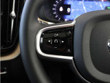 前方車を自動追従するアダプティブクルーズコントロールに加え、ステアリング操舵も行う進化型クルーズ『パイロットアシスト』を搭載。車体を車線内へと適正に維持しつつ先行車を忠実に追従します。