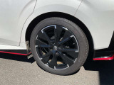 足元を引き締める17インチタイヤとNISMO専用純正アルミホイール装備、スチールホイールより軽く低燃費に貢献します。(左リヤ)