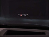 【ヘッドアップディスプレイ】現在の車速表示や目的地へのルート案内やメディア関連のリストを表示する事が可能です。視線移動を減らす事によりドライブに集中して頂けます。